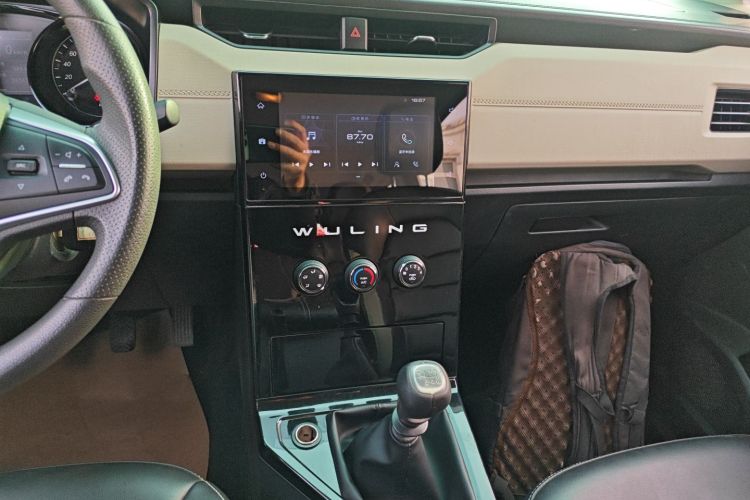 五菱汽车 五菱宏光PLUS 2020款 1.5L 手动舒适型 7座中控内饰16