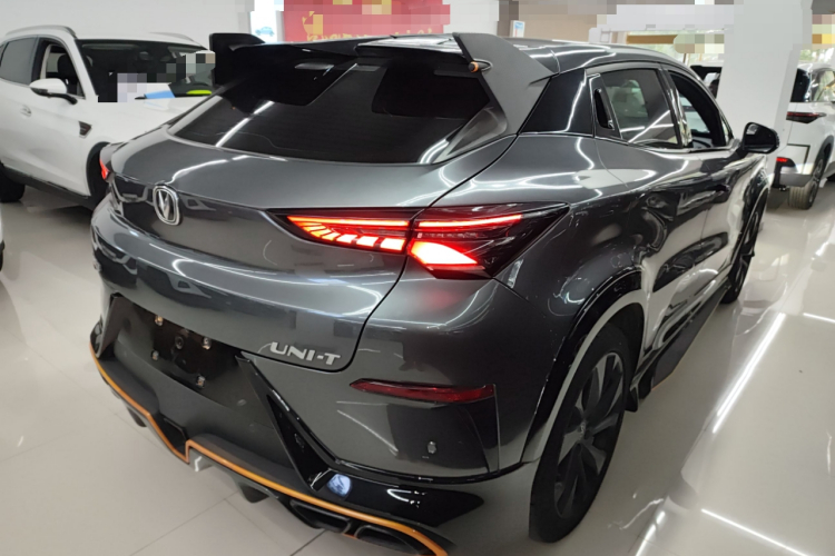 长安UNI-T 2022款 1.5T 运动版 尊贵型车身外观6005