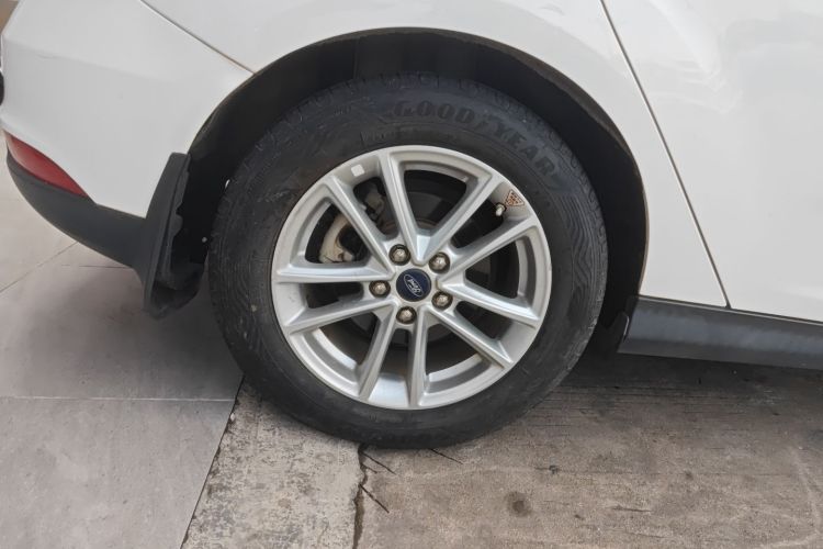 福特 福克斯 2015款 两厢 EcoBoost 125 自动超能风尚型车身外观6008