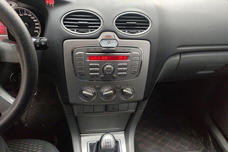 福特 福克斯 2013款 两厢经典 1.8L 手动基本型中控内饰16
