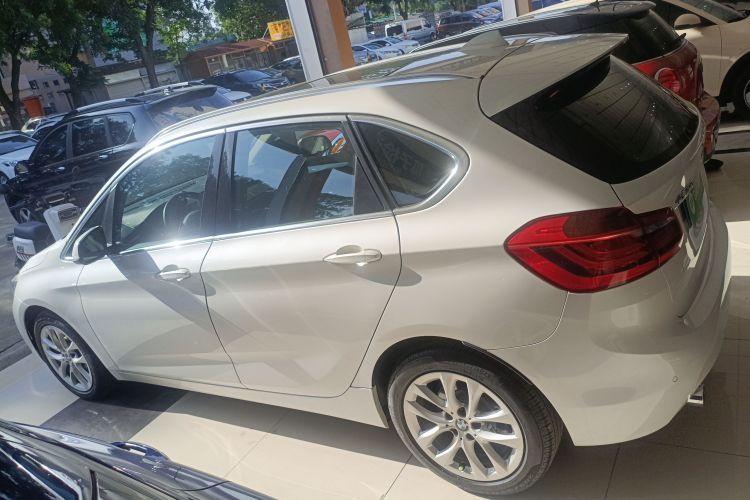 宝马2系旅行车 2016款 220i 领先型车身外观4