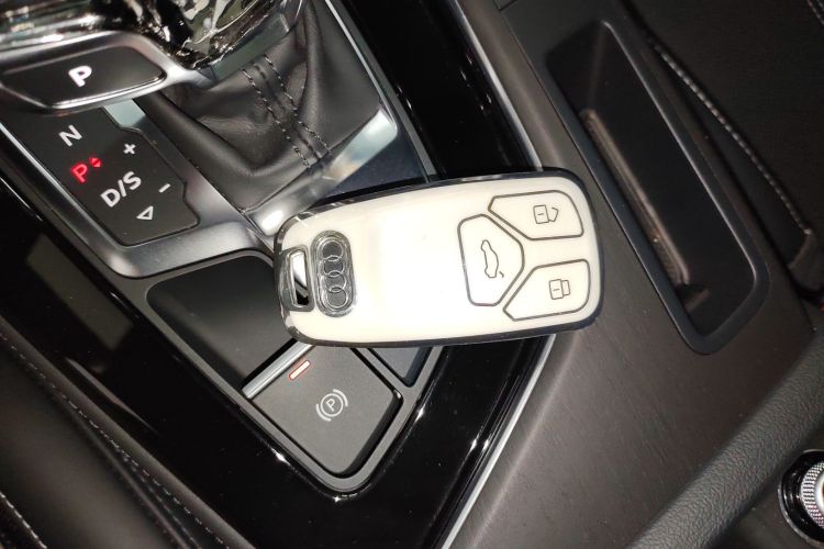 奥迪A4L 2024款 40 TFSI 豪华动感型中控内饰11