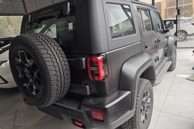 北京越野 北京BJ40 2024款 2.0D 刀锋英雄荣耀版车身外观7