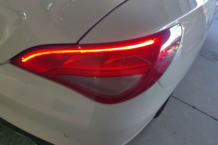 奔驰CLA 2019款 CLA 200 动感型车身外观9