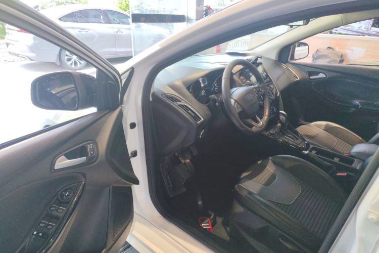 福特 福克斯 2017款 1.5T CTCC 白黑限量版中控内饰20