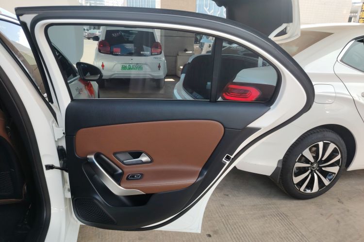 奔驰A级(进口) 2021款 A 200 时尚型中控内饰7006