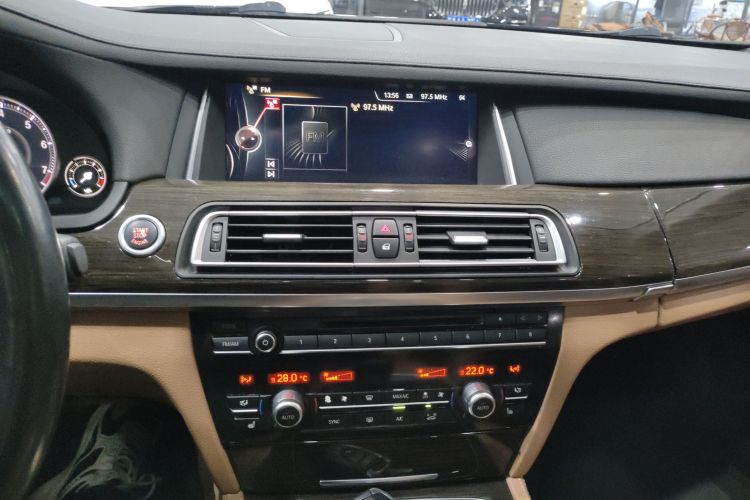 宝马7系 2014款 730Li 臻享型中控内饰16