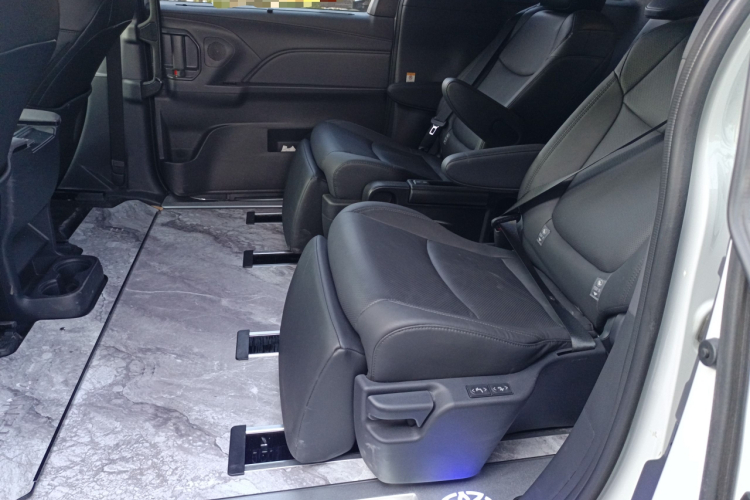 丰田 赛那SIENNA 2024款 2.5L混动 四驱尊贵版中控内饰21