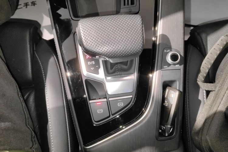 奥迪A4L 2024款 40 TFSI 豪华动感型中控内饰18
