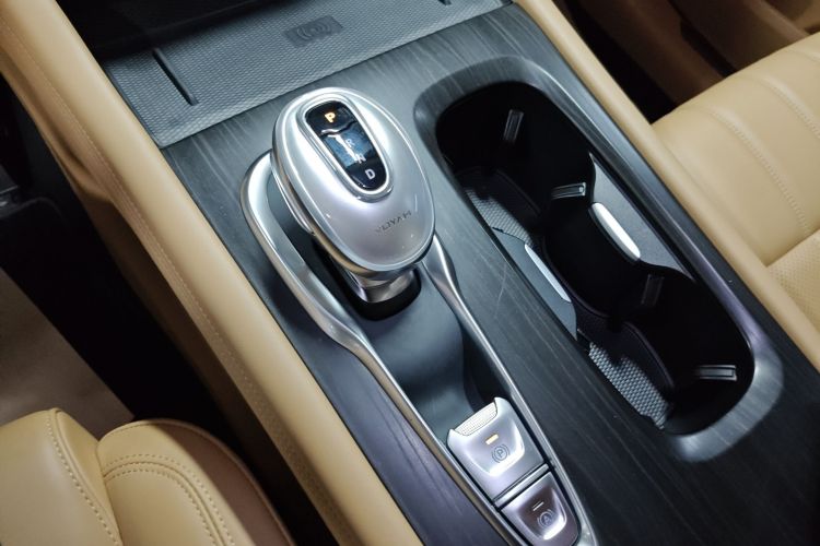 岚图汽车 岚图梦想家 2022款 0碳版 家+续航包 605km中控内饰18