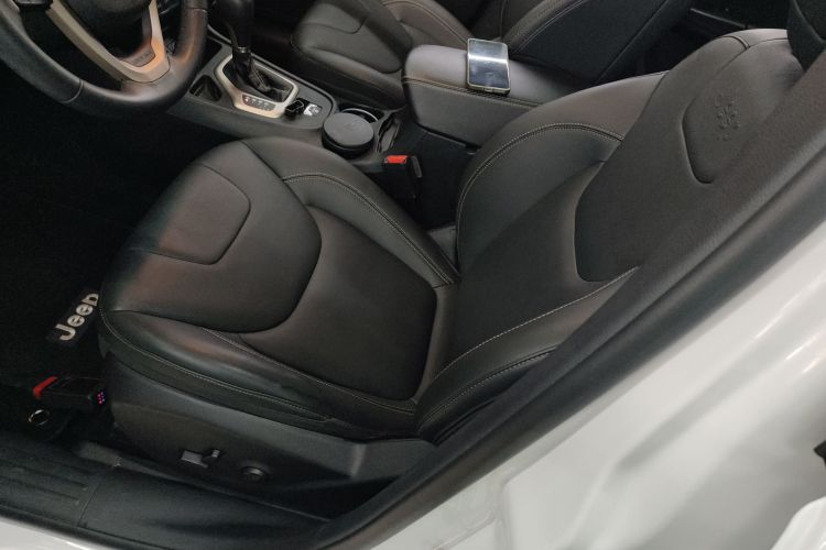 Jeep 自由光 2017款 2.0L 优越版中控内饰19