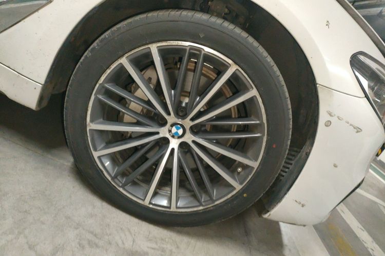 宝马5系 2020款 530Li xDrive M运动套装车身外观10