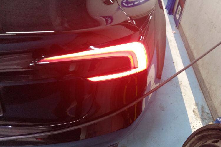 特斯拉 Model 3 2023款 后轮驱动版车身外观6006