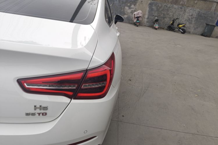 红旗H5 2022款 经典款 改款 1.8T 自动智联旗韵版车身外观9