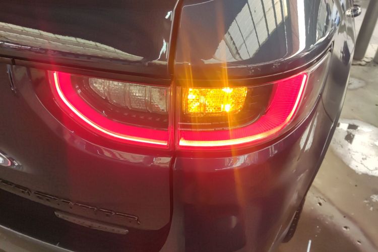 Jeep 大指挥官 2020款 2.0T 四驱夜鹰版车身外观9