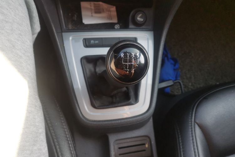 大众 朗逸 2013款 改款经典 1.6L 手动风尚版中控内饰18