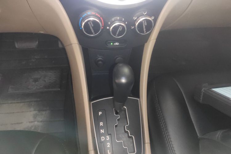 现代 瑞纳 2014款 1.4L 自动智能型GLS局部细节18