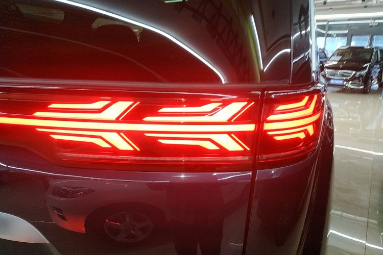 腾势D9 2022款 DM-i 1040 尊贵型车身外观9