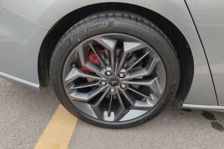 福特 福克斯 2022款 三厢 EcoBoost 180 自动ST Line车身外观6008