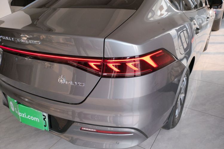 比亚迪 秦PLUS 2024款 荣耀版 DM-i 55KM领先型车身外观9