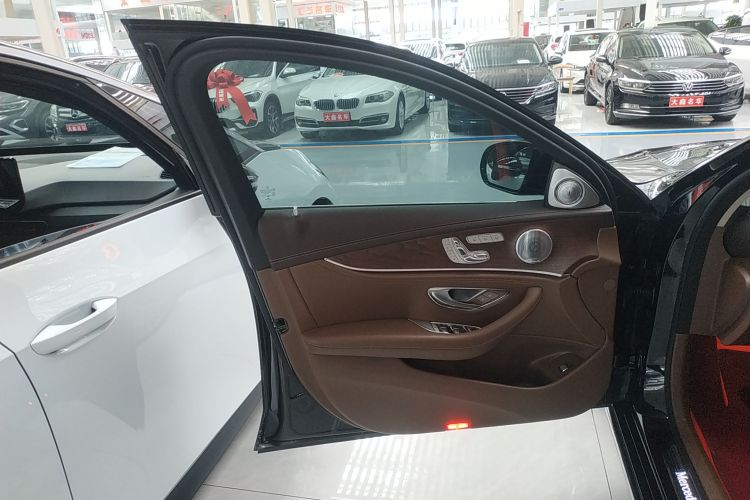 奔驰E级 2020款 改款 E 300 L 殊享版中控内饰7007