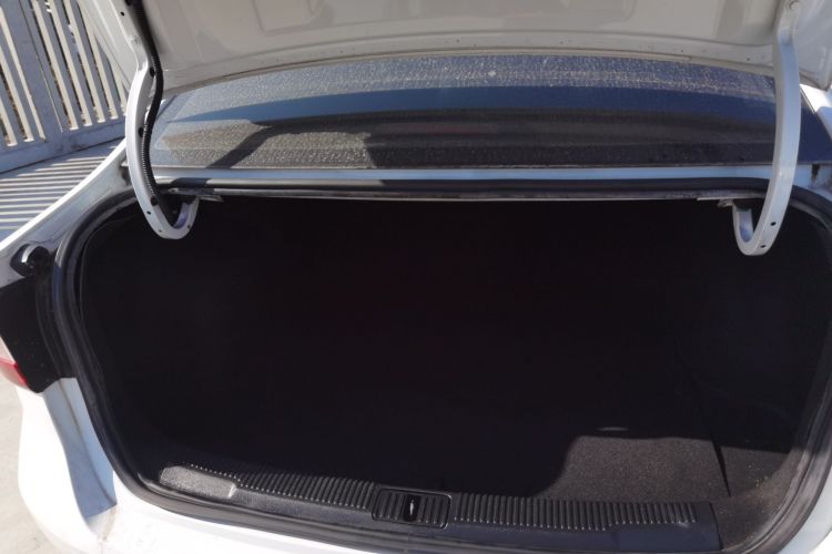 荣威i5 2019款 1.5L 自动4G互联领豪旗舰版机舱底盘23