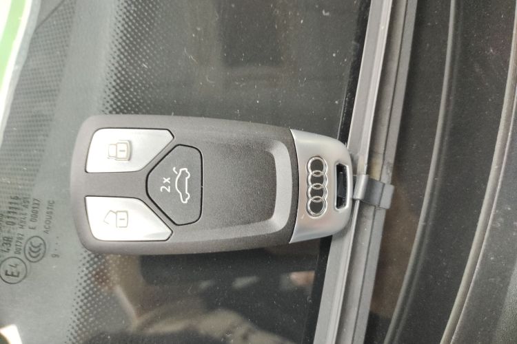 奥迪A4L 2019款 40 TFSI 进取型 国VI中控内饰7001