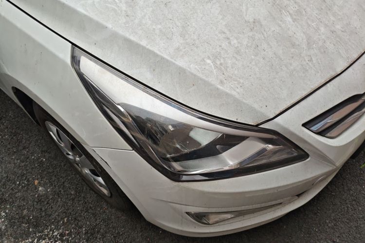 现代 瑞纳 2014款 1.4L 手动智能型GLS车身外观8