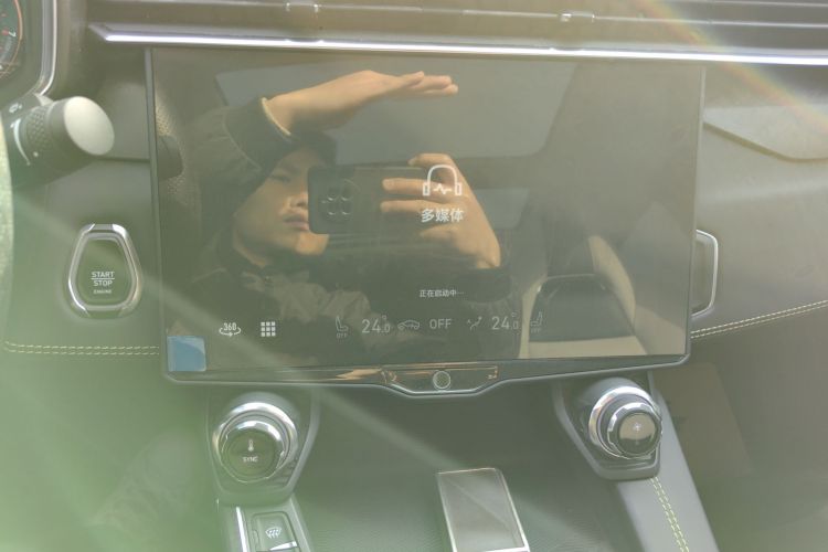 领克05 2020款 2.0TD 两驱耀Halo中控内饰16