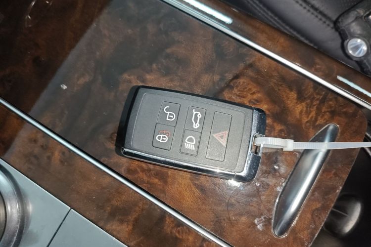 路虎 揽胜 2022款 3.0 L6 360PS 传世版中控内饰7001