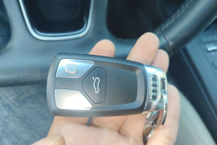 奥迪A4L 2018款 30周年年型 45 TFSI quattro 个性运动版中控内饰7001