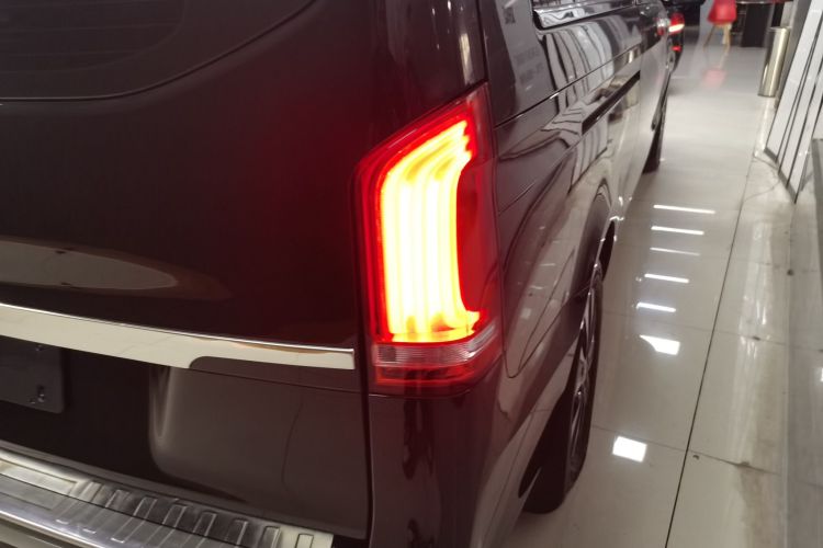 奔驰 威霆 2023款 2.0T 精英版 7座车身外观9