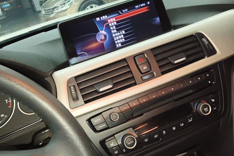 宝马3系 2014款 320i 时尚型中控内饰16