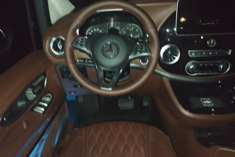 奔驰 威霆 2023款 2.0T 商务版 7座中控内饰13