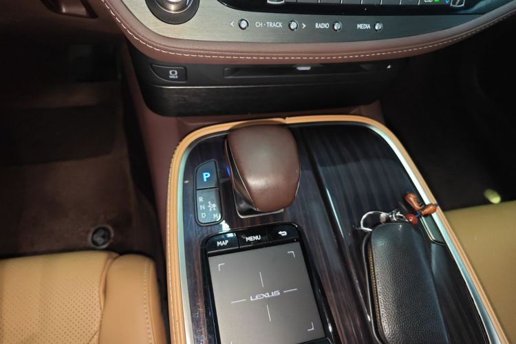 雷克萨斯LS 2020款 500h 卓越版 国VI中控内饰18