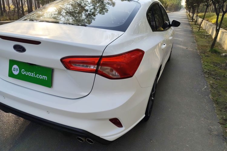 福特 福克斯 2020款 三厢 EcoBoost 180 自动锋潮型车身外观9