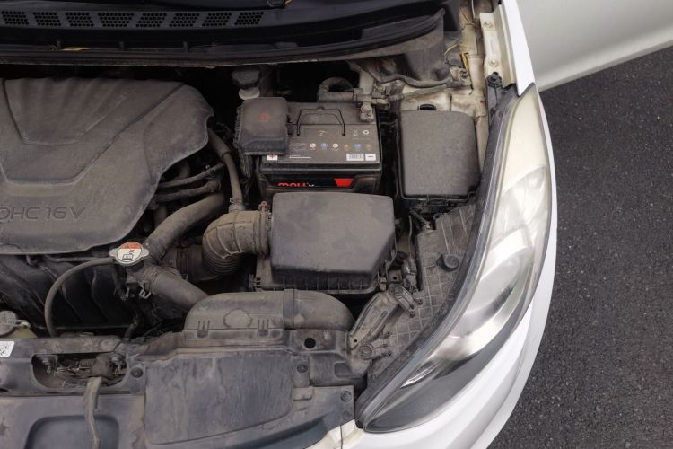 现代 朗动 2013款 1.6L 自动领先型机舱底盘26