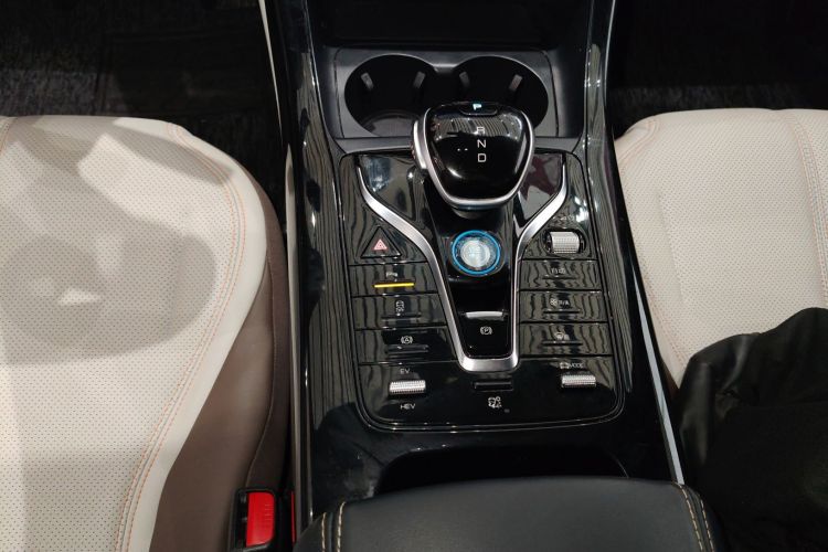 比亚迪 秦PLUS 2024款 荣耀版 DM-i 55KM领先型中控内饰18