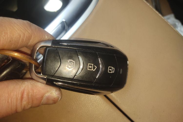 蓝电E5 2023款 1.5L DE-i 100KM畅享型 7座中控内饰11