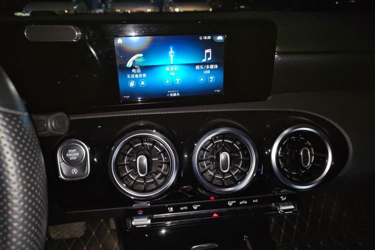 奔驰A级 2020款 A 180 L 运动轿车中控内饰16