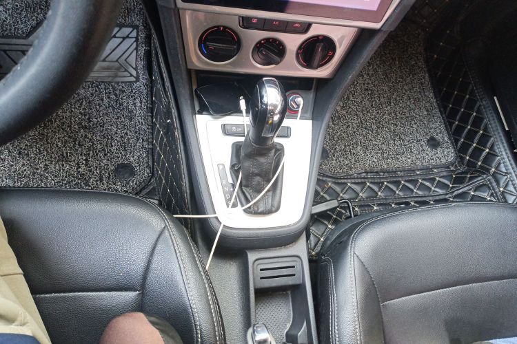 大众 朗逸 2013款 改款经典 1.6L 自动风尚版中控内饰18