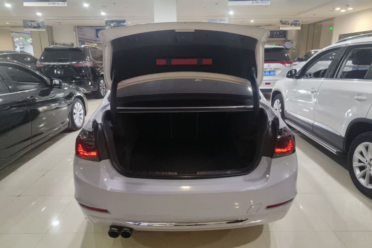 宝马3系 2014款 320Li 豪华设计套装机舱底盘23