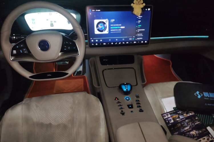 比亚迪 汉 2025款 DM-i 125KM尊荣型中控内饰12