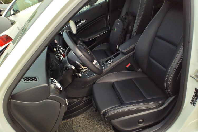 奔驰GLA 2019款 GLA 200 动感型中控内饰19