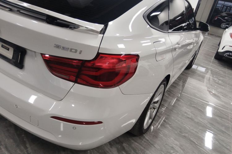 宝马3系GT 2019款 320i 时尚型车身外观9