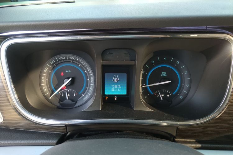 别克GL8 2011款 2.4L LT豪华商务行政版中控内饰14