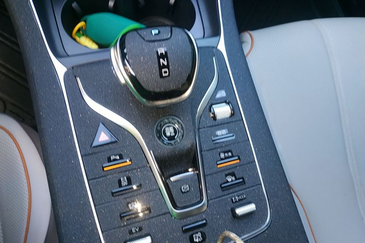 比亚迪 秦PLUS 2024款 荣耀版 DM-i 120KM领先型中控内饰18