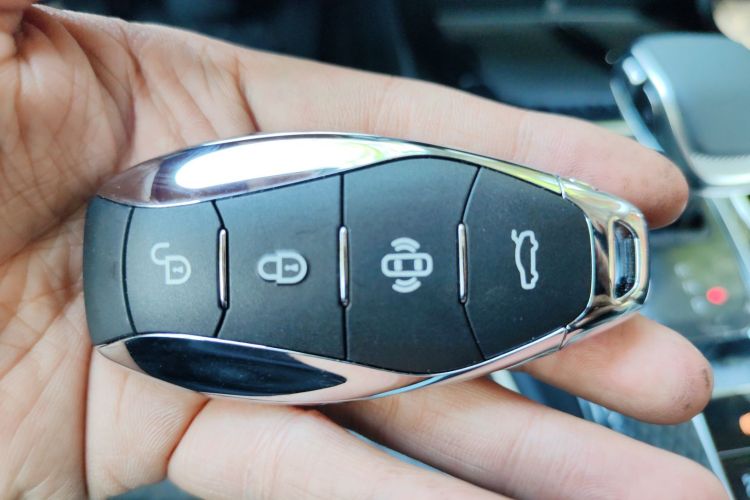 红旗HS3 PHEV 2025款 117km 劲为版中控内饰11