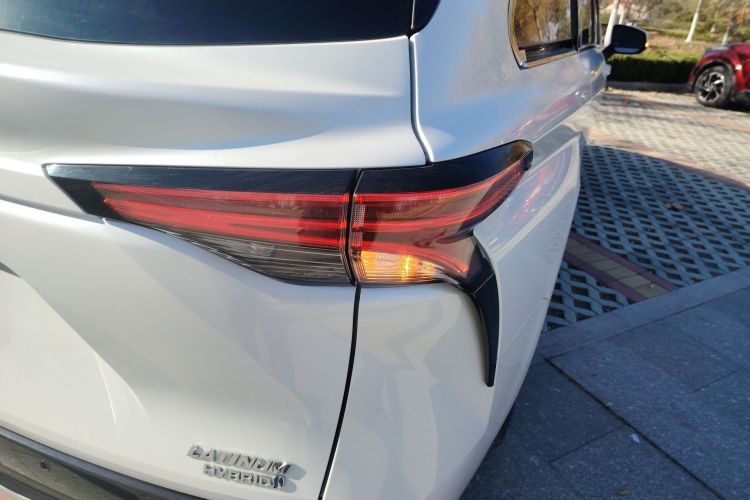 丰田 赛那SIENNA 2023款 2.5L混动 铂金版车身外观9