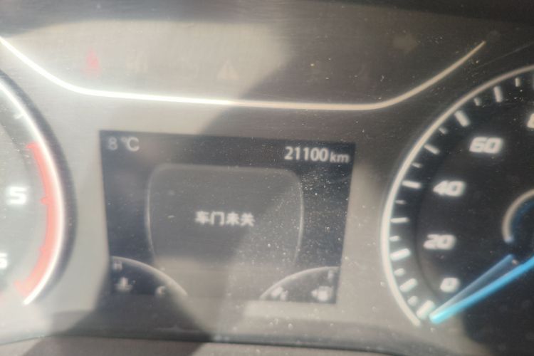 江铃福顺 2023款 2.0T 手动短轴低顶商运型多功能乘用车6座 双开尾门中控内饰15